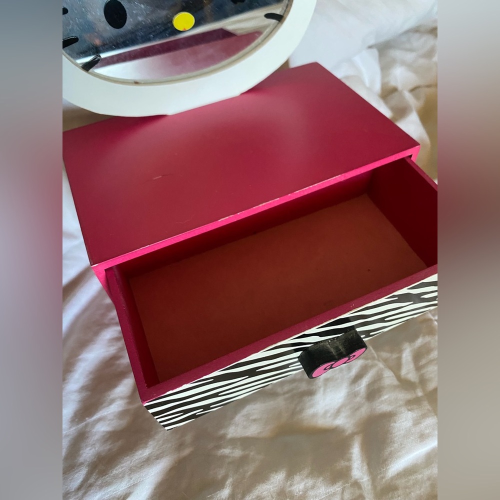Hello Kitty Pink and Zebra Jewelry Box - Picture 6 of 12
